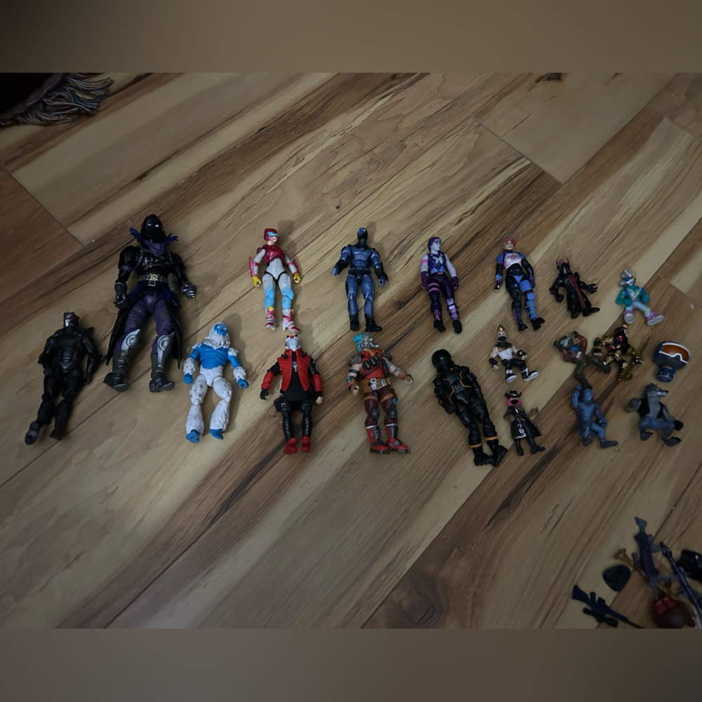 Fortnite -10 big figures and 8 small figures